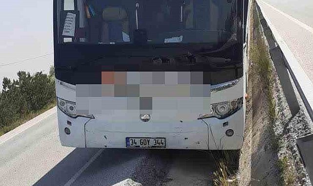 Kontrolden çıkan yolcu otobüsü refüje girip bariyerlere çarparak durabildi