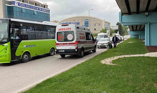 Koşarak karşıya geçen yaya otomobilin aynasına çarpıp yaralandı