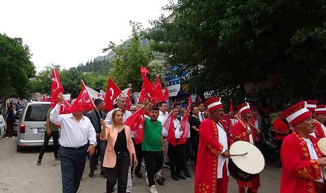 Kozanlılar il olmak için mehteran eşliğinde yürüdü