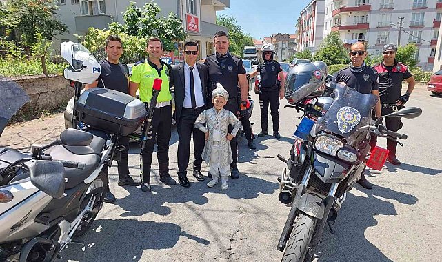 Küçük Erbakan'a Yunus polislerinden jest