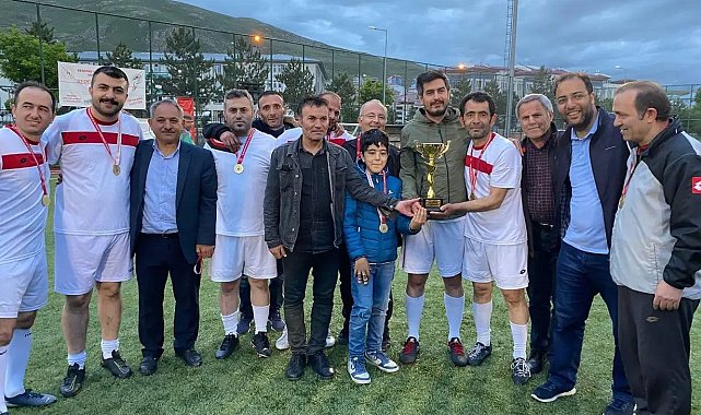 Kurumlar arası futbol müsabakası şampiyonu Bayburt İl Sağlık Müdürlüğü oldu
