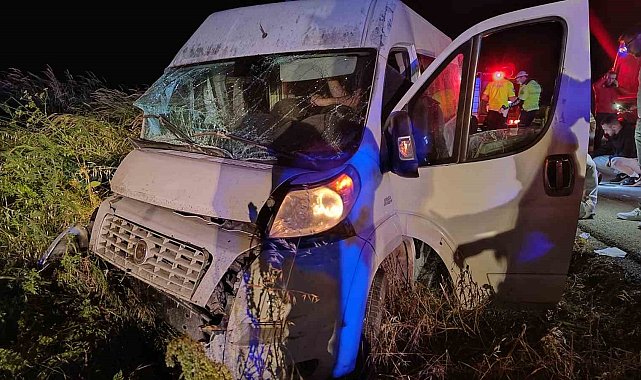 Lastiği patlayan servis aracı şarampole yuvarlandı: 14 yaralı