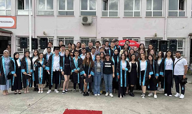Liseliler kepleri havaya atarak mezuniyeti kutladı