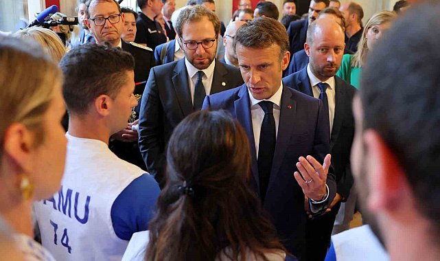 Macron'dan parkta bıçaklı saldırıya uğrayan çocuklara ziyaret