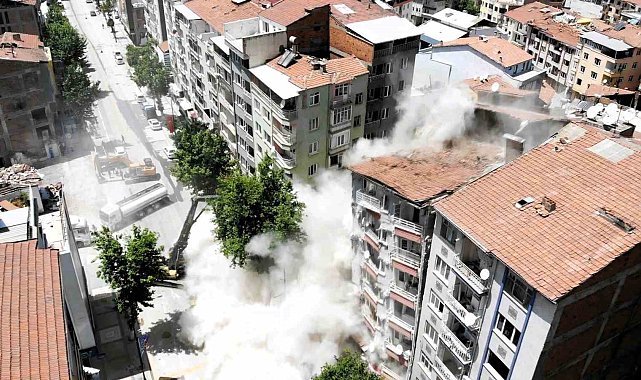 Malatya'da ağır hasarlı binaların yıkımına hız verildi