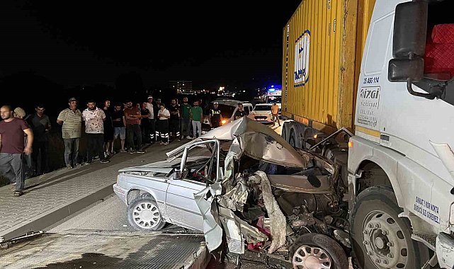 Manisa'da kamyonun çarptığı otomobil hurdaya döndü: 1 yaralı
