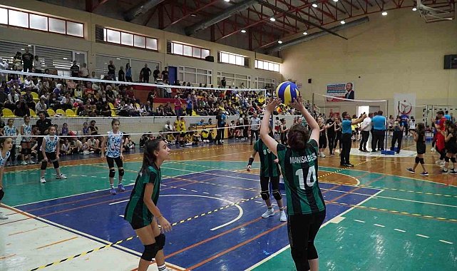 Manisa'da mini voleybol şenliği coşkuyla yapıldı