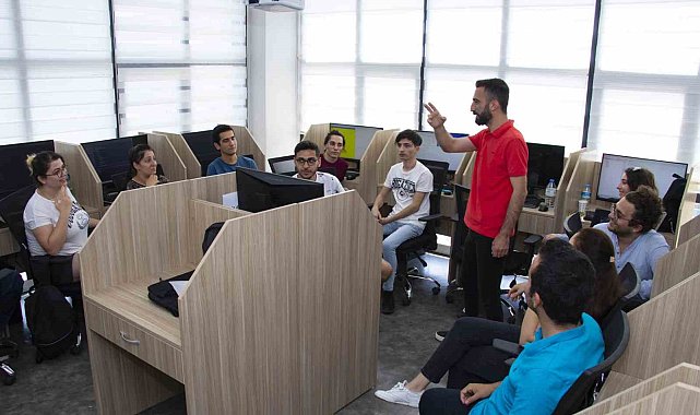 Mercek kursları gençleri geleceğin mesleklerine yönlendiriyor