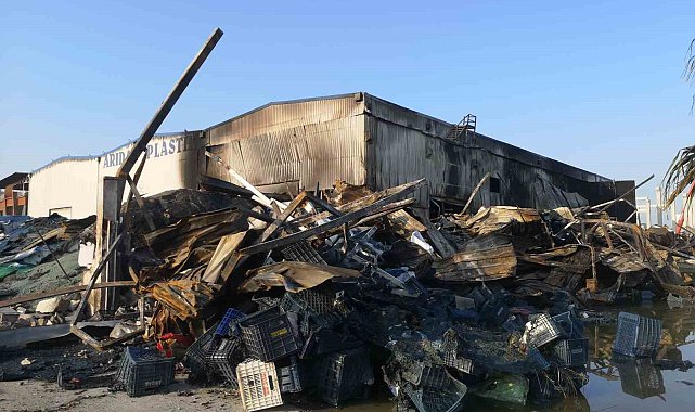 Mersin'deki plastik fabrikasında çıkan yangında hasarın boyutu gün ağarınca ortaya çıktı