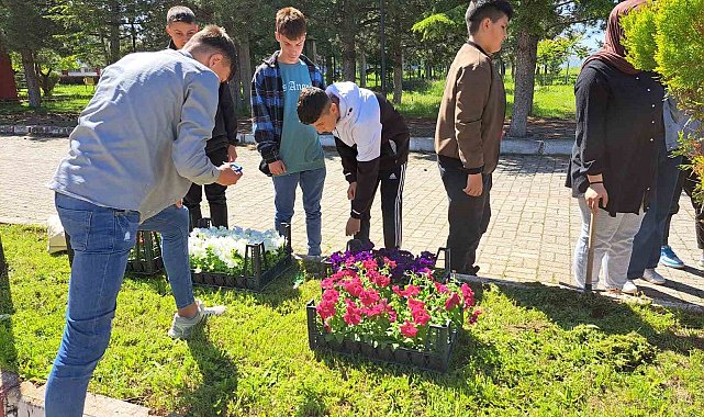 Meslek lisesi öğrencileri çiçek dikti
