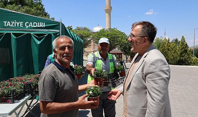 Mezar ziyaretine gelenlere karanfilli karşılama
