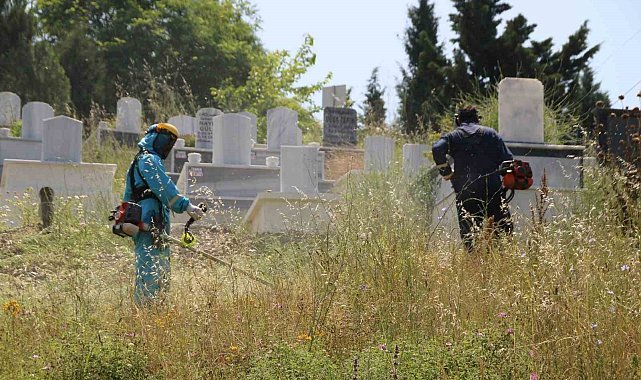 Mezarlıklarda ve camilerde bayram temizliği