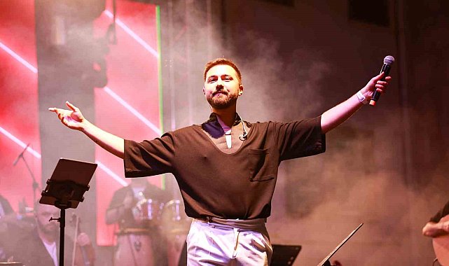 ModaFest Kenan Doğulu şarkılarıyla devam etti