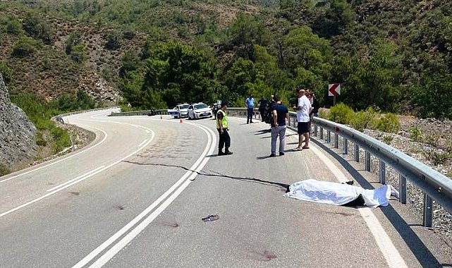 Motosiklet bariyerlere çarptı: 1 ölü