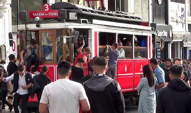 Nostaljik tramvayda çocukların tehlikeli yolculuğu