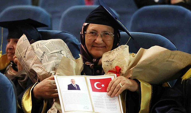 Okuma-yazma öğrenen kadınlar kep atarak sertifika almanın mutluluğunu yaşadı