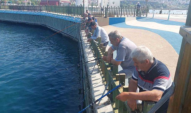 Olta balıkçılığı sezonu açıldı: Oltasını alan sahile iniyor