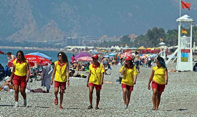 Onları gören erkekler boğulma numarası yapıyor