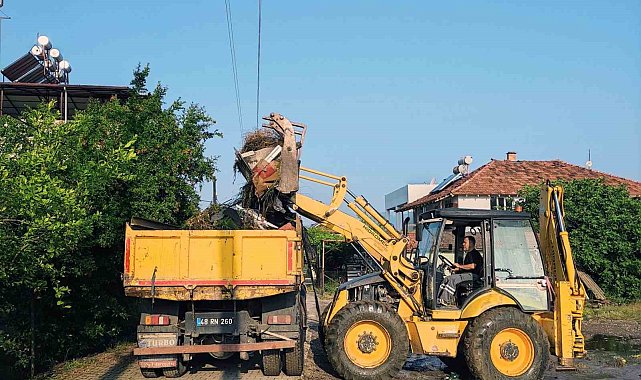 Ortaca'da yol kenarlarındaki büyüyen otlar temizleniyor