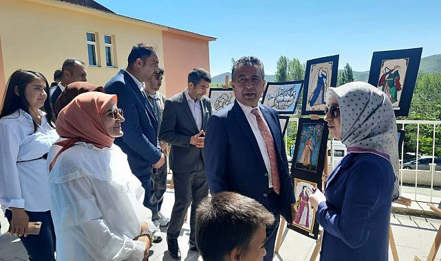 Ortaokul öğrencilerinden görsel sanatlar sergisi