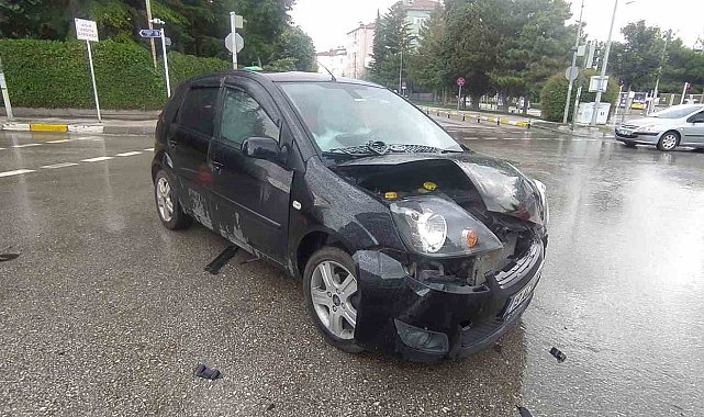 Otomobil ile hafif ticari araç çarpıştı: 1 yaralı