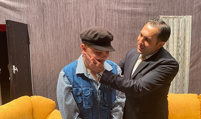 Özel gereksinimli bireylerin tiyatro gösterisi büyük beğeni topladı
