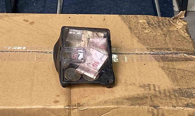 Pizza dükkanı küle döndü, sadaka kutusundaki paralar zarar görmedi