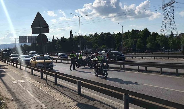 Polis kaçan motosikletlinin peşine düştü: İki taraf da motosikletten düşerek yaralandı