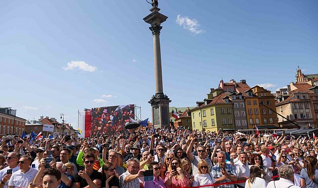 Polonya'da binlerce kişiden hükümet karşıtı protesto