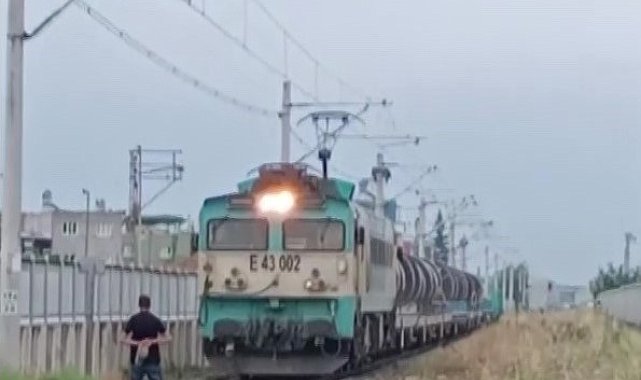 Raylara çıkıp yük treninin önü kesti, tren güçlükle durdu
