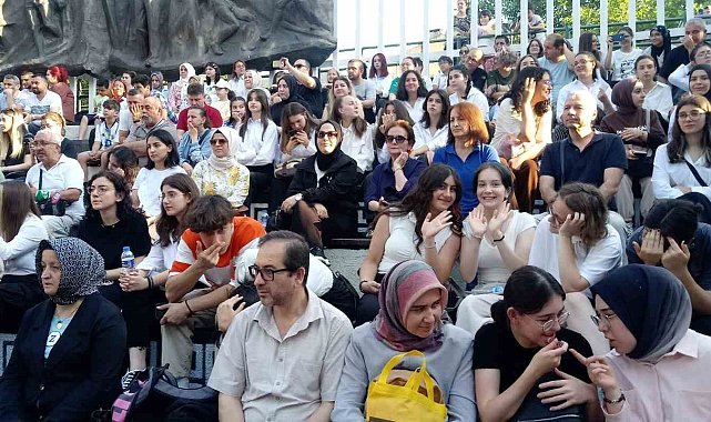 Sahne, 'adam olacak' çocukların