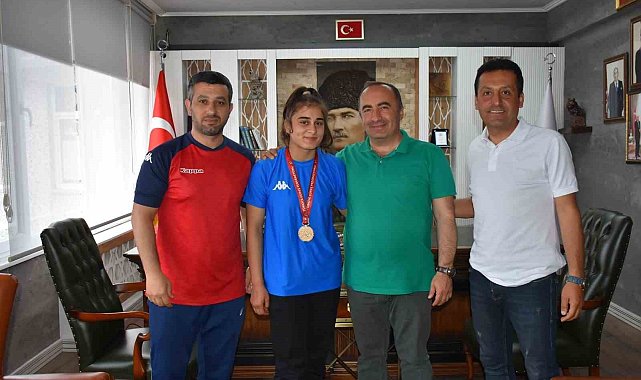 Şampiyon güreşçiden Başkan Sülük'e ziyaret