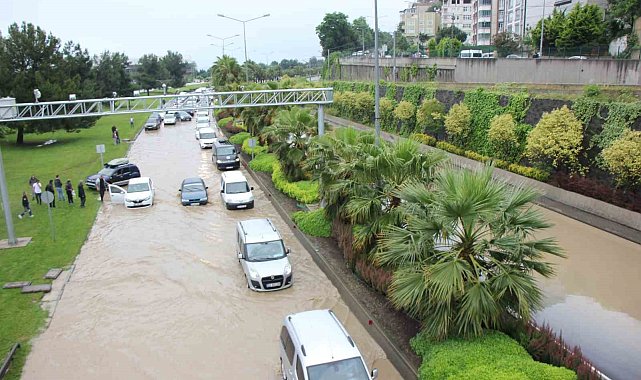 Samsun yine sele teslim: Karayolu göle döndü