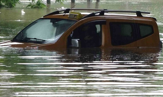Samsun'da taksici selde aracıyla suyun içinde mahsur kaldı