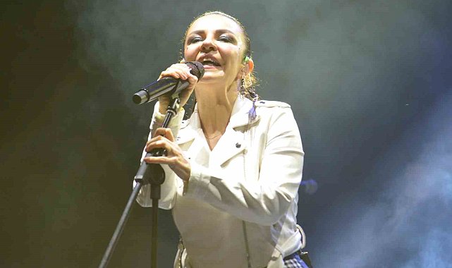 Şarkıcı Fatma Turgut Tekirdağ'da konser verdi
