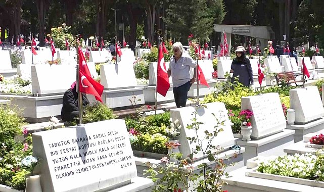 Şehit yakınları bayram öncesinde Edirnekapı Şehitliği'ni ziyaret etti