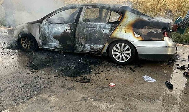 Seyir halindeki otomobil alev topuna döndü