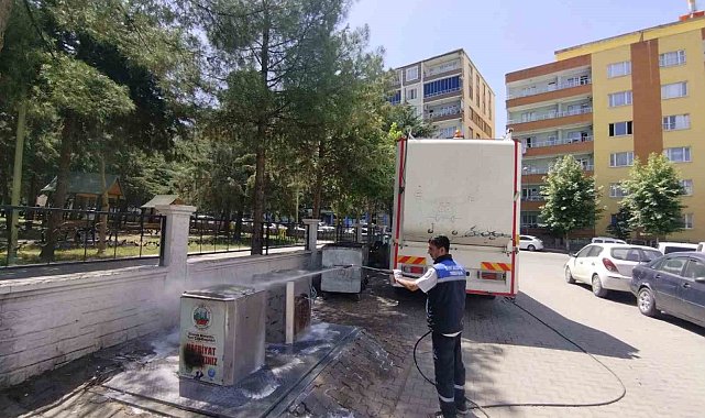 Siirt'te çöp konteynerleri dezenfekte ediliyor