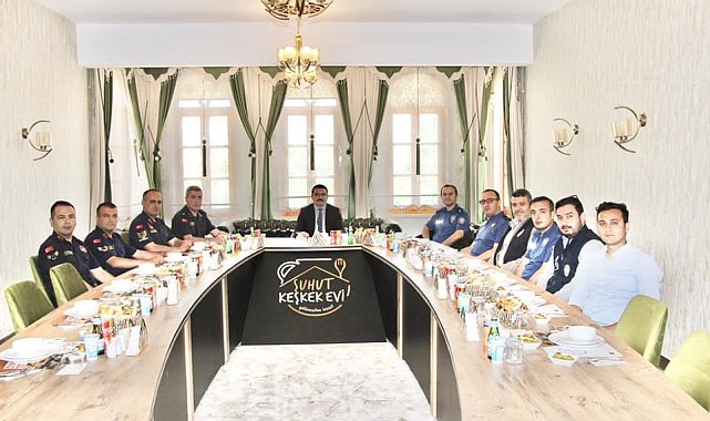 Şuhut'ta tayini çıkan polis ve jandarmalara veda yemeği verildi