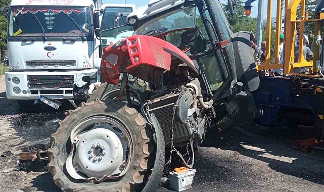 Süt kamyonu traktörle çarpıştı: 2 yaralı