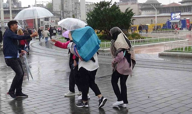 Taksim'de aniden bastıran yağış vatandaşlara zor anlar yaşattı