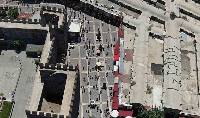Tarihi Kapalı Çarşı'da bayram yoğunluğu