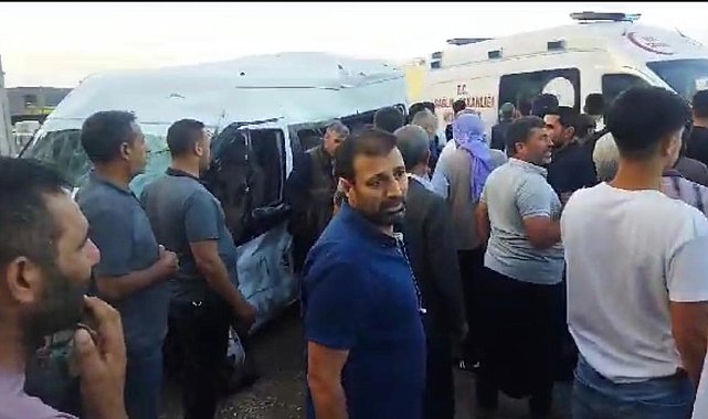 Tarım işçilerini taşıyan minibüs tırla çarpıştı: 21 yaralı