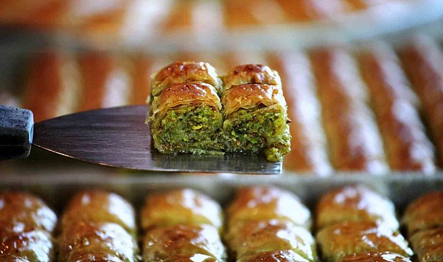 Taş fırında pişen bayramlık baklavalar tezgahta
