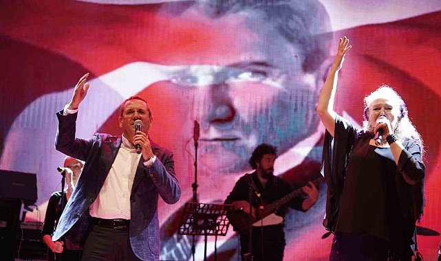 Teferic Şenlikleri'nde Suzan Kardeş ve Mesut Ergin'den İzmir Marşı sürprizi