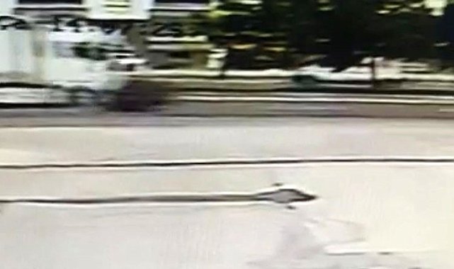 Tırın çarptığı otomobil metrelerce sürüklendi