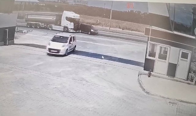 Tırın şerit değiştiren otomobile çarpıp devrildiği kaza kamerada