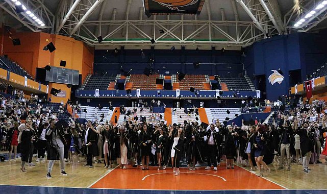 Toros Üniversitesi'nde mezuniyet coşkusu