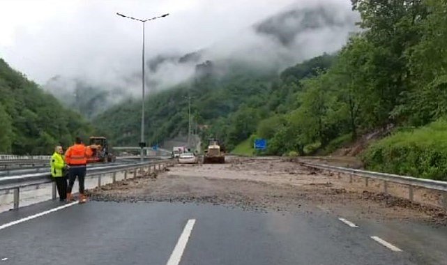 Trabzon-Gümüşhane karayolu yolu sel sularının getirdiği taş ve çamur nedeniyle ulaşıma kapandı