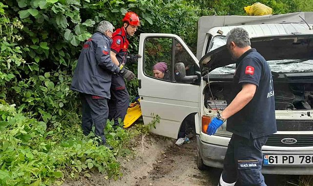 Trabzon'da araç köy yolundan karayoluna düştü: 3 yaralı